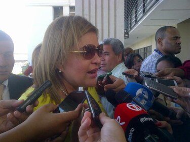 Ministra Cortés justifica aumento del monto de décimo a funcionarios