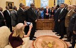 Críticas a asesora de Trump por arrodillarse en sofá del salón Oval