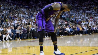 LeBron se lesiona la ingle, pero los Lakers apalean a los Warriors