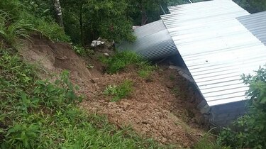 Evacúan a 21 personas por un deslizamiento de tierra en Coclé