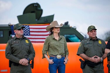 Quién es Kristi Noem, la mujer que lidera la ofensiva migratoria de Trump al frente del Departamento de Seguridad Nacional de EU