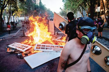 Más de un centenar de detenidos en otra protesta violenta en Chile