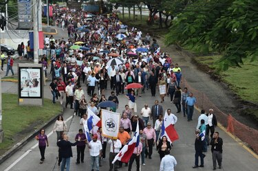 Obreros del Suntracs protestan frente a la Asamblea; control de multitudes llega al lugar