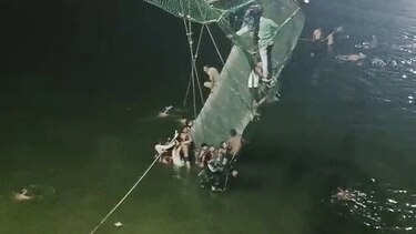 La India continúa el rescate tras el colapso de un puente 