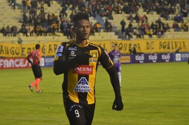 El panameño Rolando Blackburn lidera goleada del The Strongest