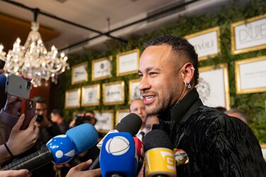Neymar subasta una zapatilla bañada en oro para recaudar fondos en medio de críticas