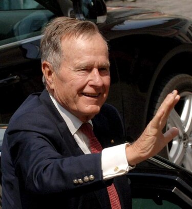 Operan por segunda vez a George W. Bush