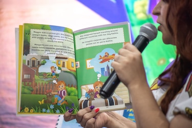 ‘Margarita, la niña curiosa’, el primer libro infantil bilingüe de un autor panameño transcrito al braille