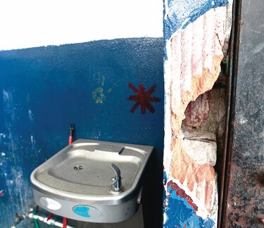 Dos años después, escuelas oficiales aún no están listas