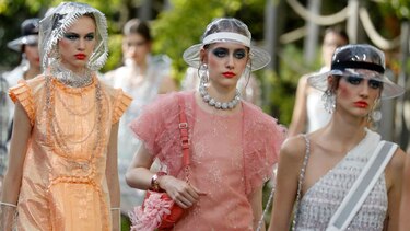 Chanel recrea un universo acuático para ninfas con botas de lluvia