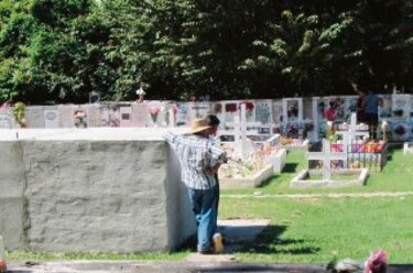 Continúa pugna por venta de cementerio
