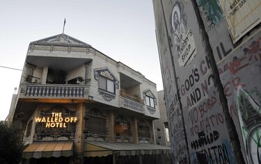 Banksy presenta en Belén un nacimiento de Navidad entre muros