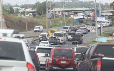 Largas filas en la terminal de transporte por asueto