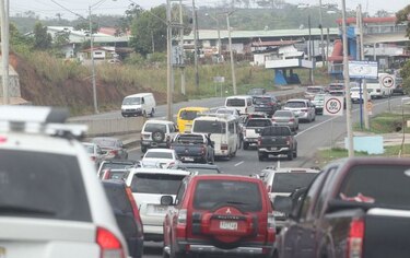 Largas filas en la terminal de transporte por asueto