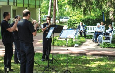 Los músicos improvisan para sobrevivir 