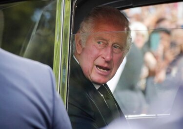El rey Carlos III pagará una extra de $702 a su personal por alza en el costo de vida