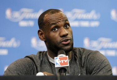 Cavaliers completan transferencias, esperan a LeBron