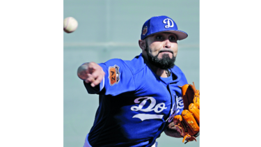 Sergio Romo, feliz de vestir el azul de los Dodgers