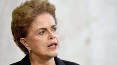 Rousseff cambia cargos por votos
