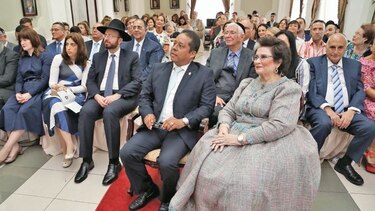 Esther de Abadi recibe una medalla al mérito
