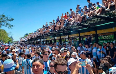 La selección argentina continúa su caravana en helicóptero por aglomeraciones