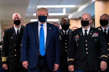 Trump se muestra con mascarilla en público por primera vez durante la pandemia