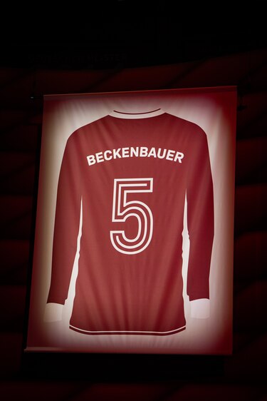 Bayern retira el ‘5′ en homenaje a Beckenbauer