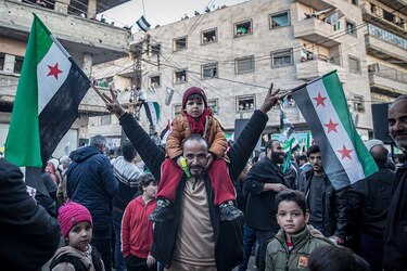 Una Siria en ruinas y dividida trata de levantarse un año después de la caída de Al Assad