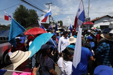 Protesta de docentes interrumpe festividad del Corpus Christi en La Villa de Los Santos