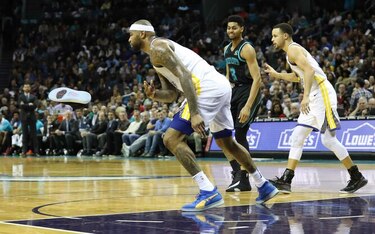 Warriors vencen a Hornets con excelente aporte de Thompson y Cousins
