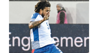 Soñar con oír su himno en sus tres partidos