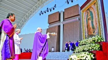 FRANCISCO SALUDA A LOS NIÑOS ENFERMOS