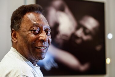 Pelé dice que está fuerte y siguiendo su tratamiento contra el cáncer