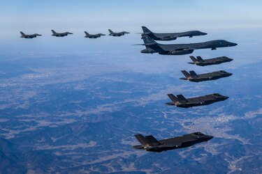 Corea del Norte vuelve a lanzar un misil balístico después de los ensayos aéreos entre Seúl y Washington
