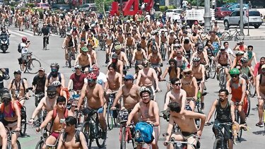 Gran ‘ciclopaseo’ al desnudo como protesta