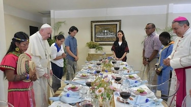 El papa prueba el concolón, el arroz con coco y la melcocha, en el Seminario Mayor San José