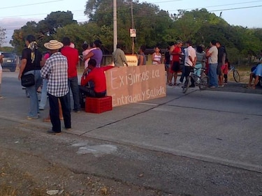 Residentes de Vía Hernández cierran la Interamericana