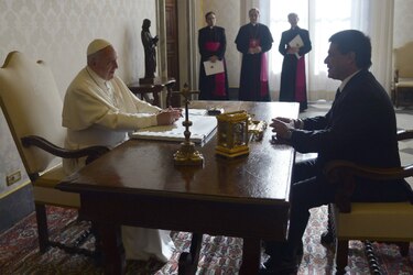 El papa Francisco pide a Cartes que luche contra la pobreza