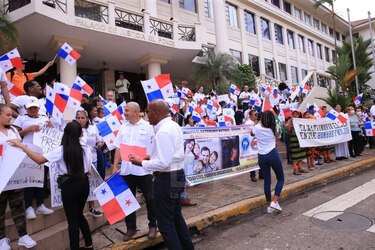 Ciudadanos se manifiestan en la Corte para oponerse al matrimonio igualitario en Panamá