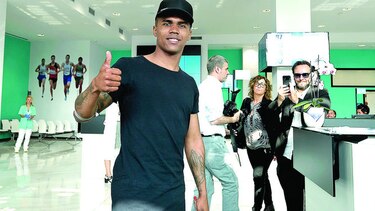 Douglas Costa firma con la Juventus