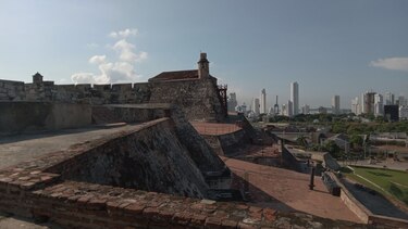 Entre rascacielos y murallas: Panamá y Cartagena frente al reto del desarrollo