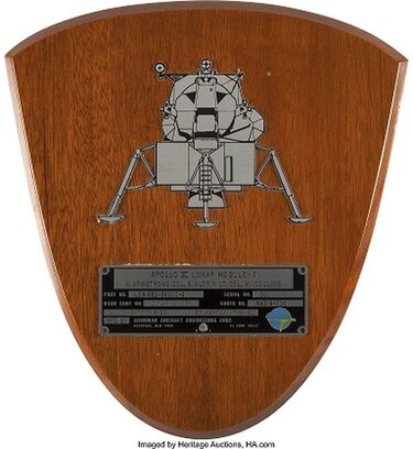 Placa de recuerdo del primer viaje a la Luna rematada en 468 mil 500 dólares