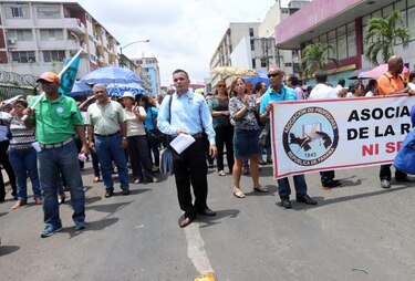 Docentes marchan y cierran vía de acceso a la ciudad de Colón