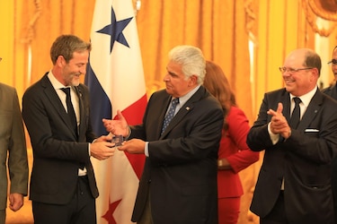 Mulino entrega pabellón nacional a La Roja y pasaporte panameño a Thomas Christiansen
