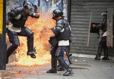 Disturbios por más de cinco horas