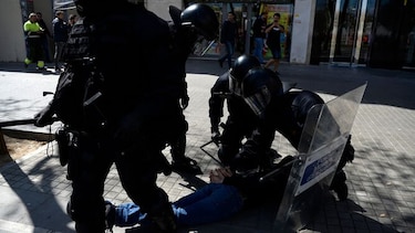 Separatistas catalanes se enfrentan con policía en protesta