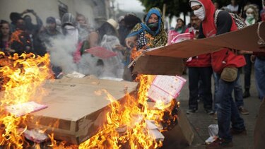 Padres de 43 desaparecidos en México destruyen urnas electorales