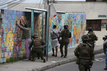 Militares de Ecuador han detenido en seis días a 1,327 personas, 143 por terrorismo