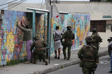 Militares de Ecuador han detenido en seis días a 1,327 personas, 143 por terrorismo
