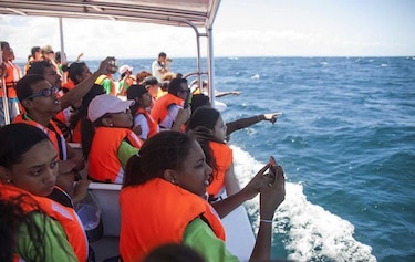 Ballenas y alta tecnología ayudan a sordos en República Dominicana